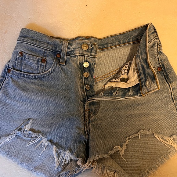 Levi Shorts 501 - Picture 2 of 3